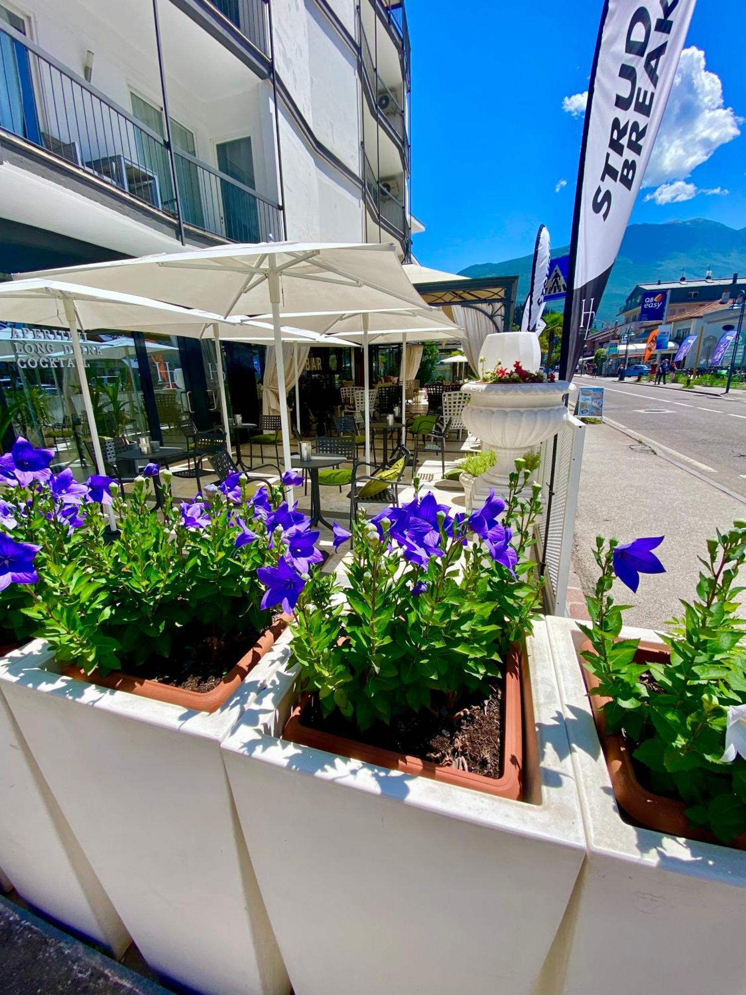 Hotel La Perla Riva del Garda Ngoại thất bức ảnh
