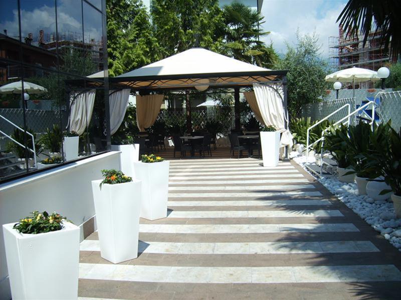 Hotel La Perla Riva del Garda Ngoại thất bức ảnh